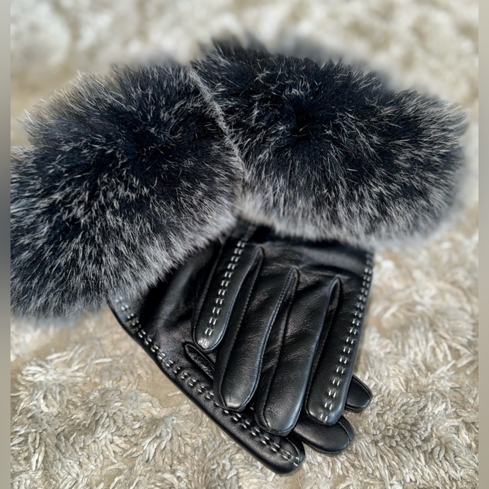 Elegant Black Leather Gloves with Real Fox Fur